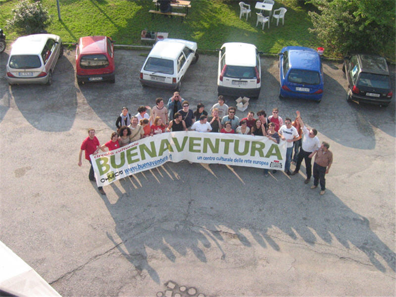 Volontari del Buena con lo striscione 'BUENAVENTURA — un centro culturale della rete europea'
